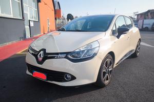Renault Clio duel