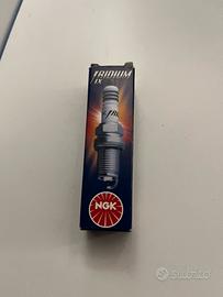 Candela NGK BR10EIX + 3L olio castrol 2T