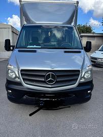 Furgone con la sponda idraulica