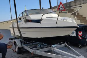 Barca con motore fuoribordo