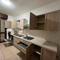Cucina con elettrodomestici