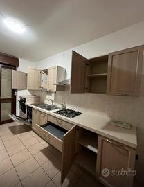 Cucina con elettrodomestici