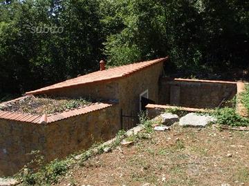Rustico in sassi con terreno