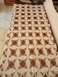 Runner da tavolo bianco ad uncinetto