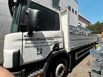 Camion Scania con cassone fisso