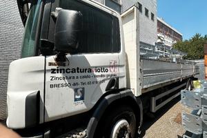 Camion Scania con cassone fisso