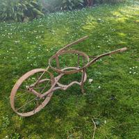 Carriola in ferro antica 