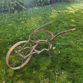 Carriola in ferro antica 