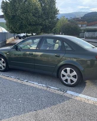 Audi A4 quattro 3.0 V6