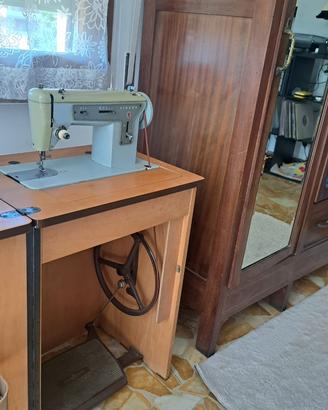 Macchina da cucire Singer modello 237