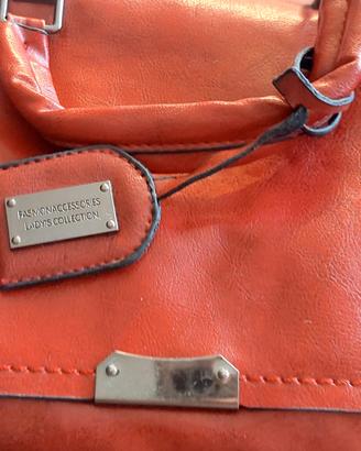 Borsa in similpelle con tracolla 