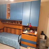 Cameretta unisex blu e marrone completa.