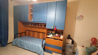 Cameretta unisex blu e marrone completa.