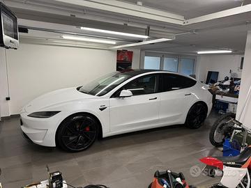 Tesla Model 3 Highland Performance pari al nuovo