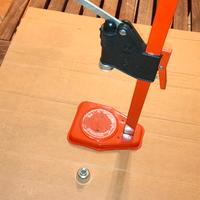 Tappatrice a colonna per tappi a corona 26/29 mm