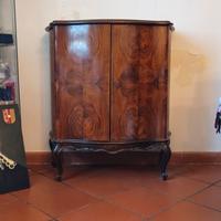 mobile bar per spezzare il troppo moderno