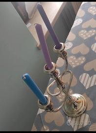 Candelabro a tre bracci. In lega argentata.