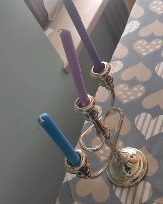 Candelabro a tre bracci. In lega argentata.