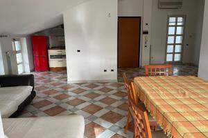 Ampio trivano arredato con terrazzino