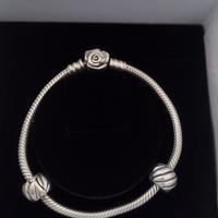 Bracciale pandora con chiusura a rosa 