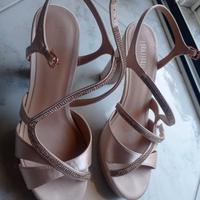 Tacchi eleganti di raso  nude con plateau 