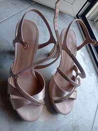 Tacchi eleganti di raso  nude con plateau 