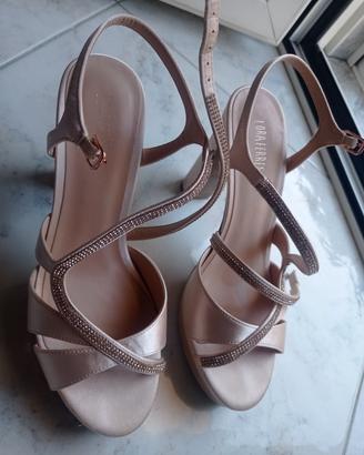 Tacchi eleganti di raso  nude con plateau 