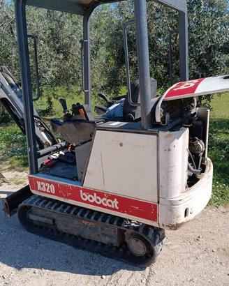 escavatore bobcat 320