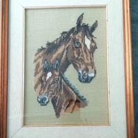 Quadri con cavalli e cane, ricamato a mano