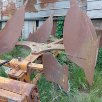 Aratro bivomero reversibile