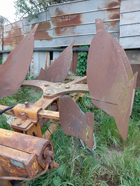 Aratro bivomero reversibile