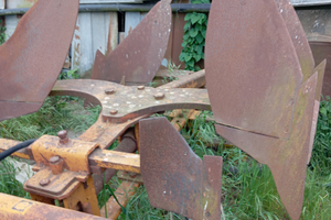 Aratro bivomero reversibile