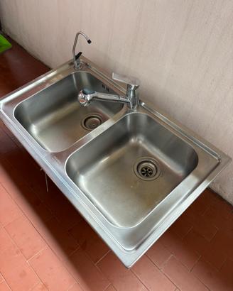 Lavandino con rubinetto cucina