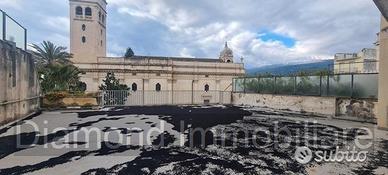 Due appartamenti con piano ammezzato a fiumefreddo
