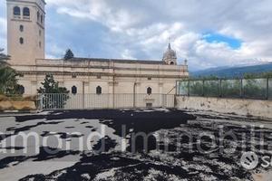 Due appartamenti con piano ammezzato a fiumefreddo