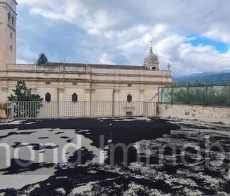 Due appartamenti con piano ammezzato a fiumefreddo