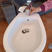Bidet con rubinetto