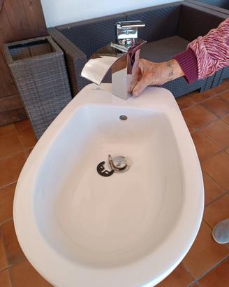 Bidet con rubinetto