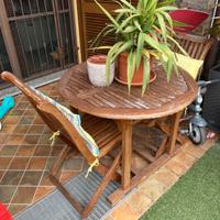 Tavolo con sedie giardino