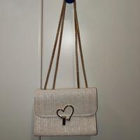 Pochette con catenella e chiusura a cuore