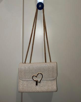 Pochette con catenella e chiusura a cuore