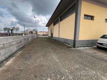 GRAVINA PRESSI ASL locale con corte mq.900