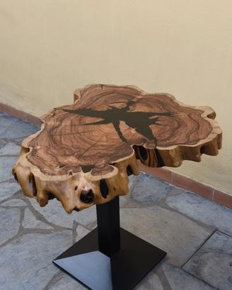 Tavolo in ulivo e resina epossidica