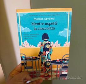 Libro mentre aspetti la cioccolata.