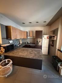 Cucina ad angolo con penisola ed elettrodomestici