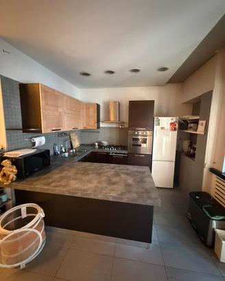 Cucina ad angolo con penisola ed elettrodomestici