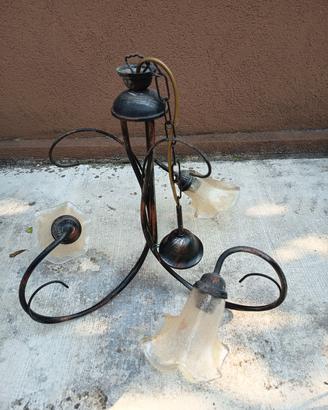 lampadario in ferro battuto e  lampada da terra
