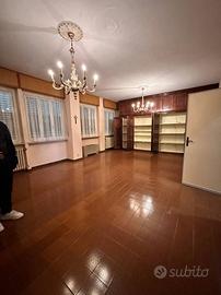 Palazzo / Stabile di 4200 m² con più di 5 locali a