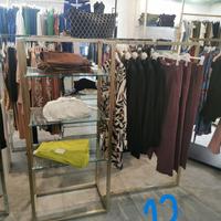 Stand con mensole in vetro per vestiti