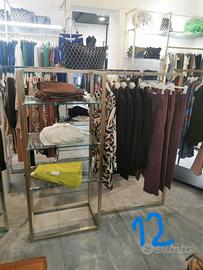 Stand con mensole in vetro per vestiti